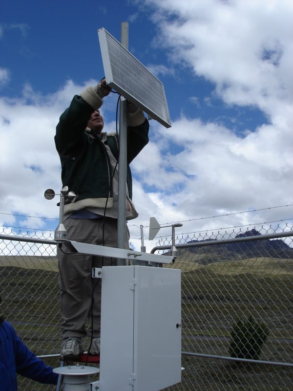 Dealle de instalación de panel solar en estación meteorológica Meteortec